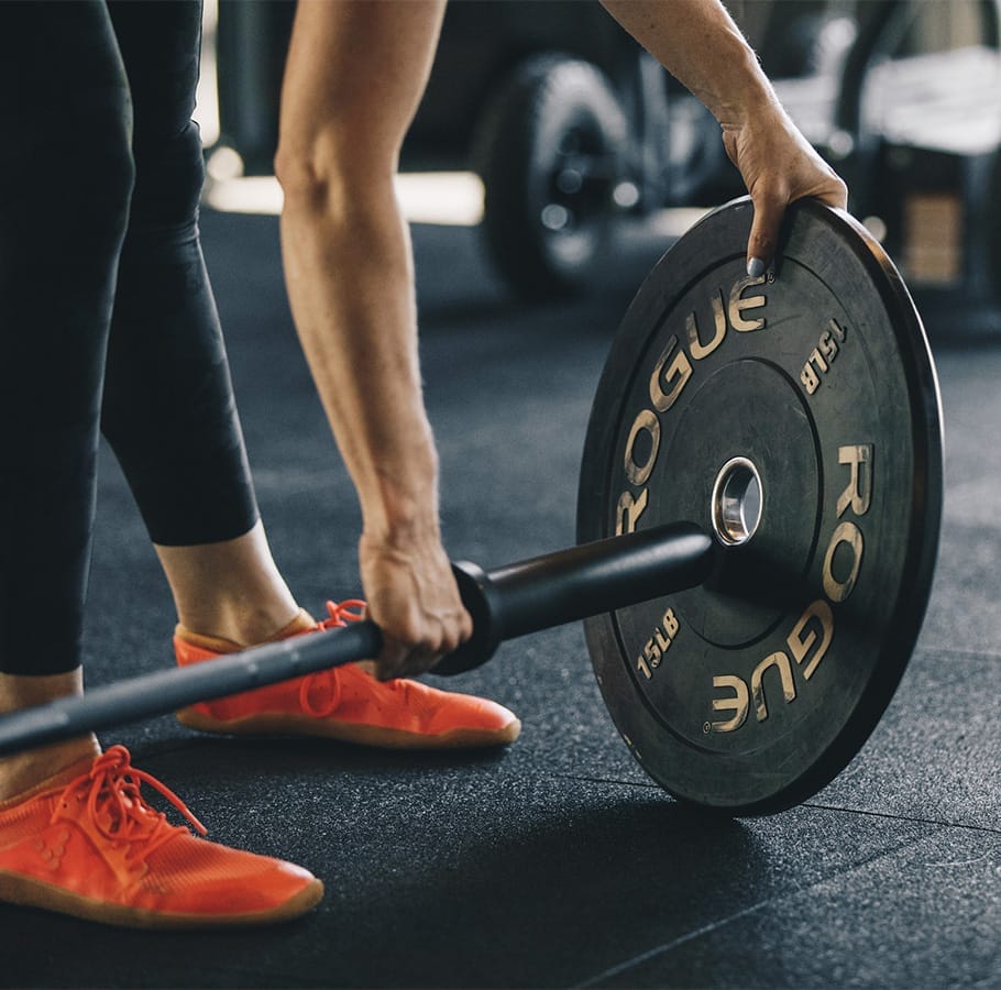 Blog 1 woman training weights for muscle growth
